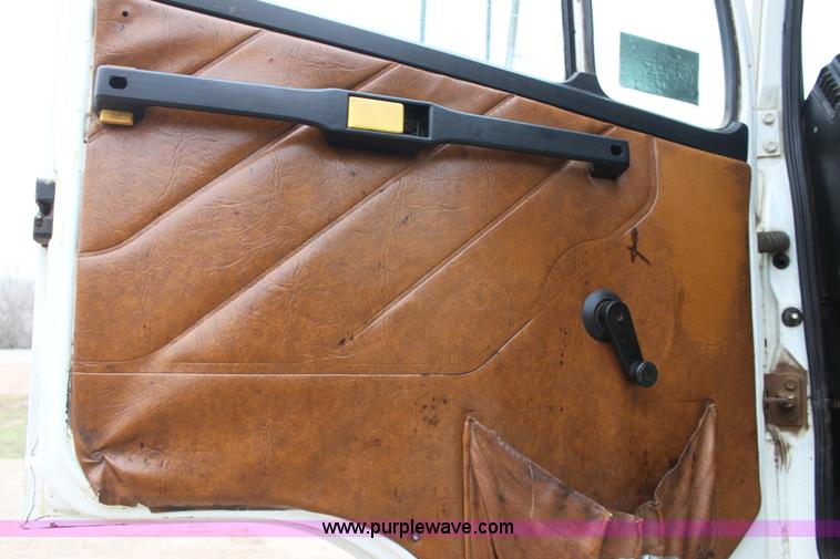 image for item F8639 2000 Freightliner semi truck