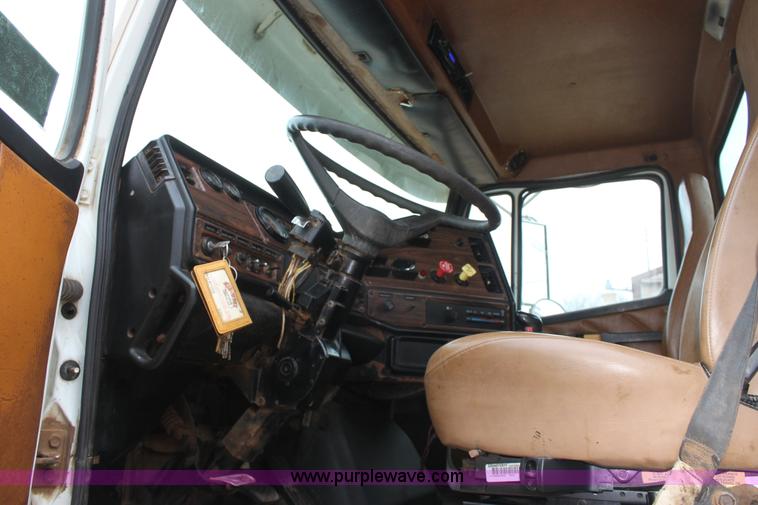 image for item F8639 2000 Freightliner semi truck