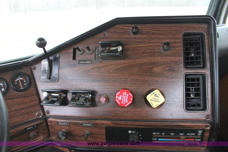 image for item F8639 2000 Freightliner semi truck