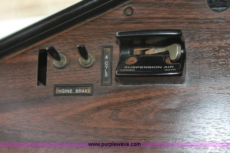 image for item F8639 2000 Freightliner semi truck