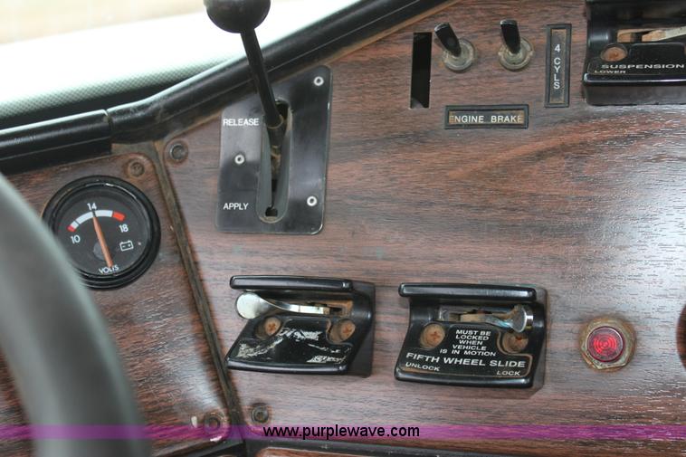 image for item F8639 2000 Freightliner semi truck