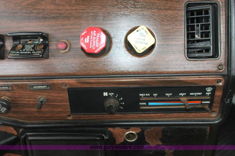 image for item F8639 2000 Freightliner semi truck