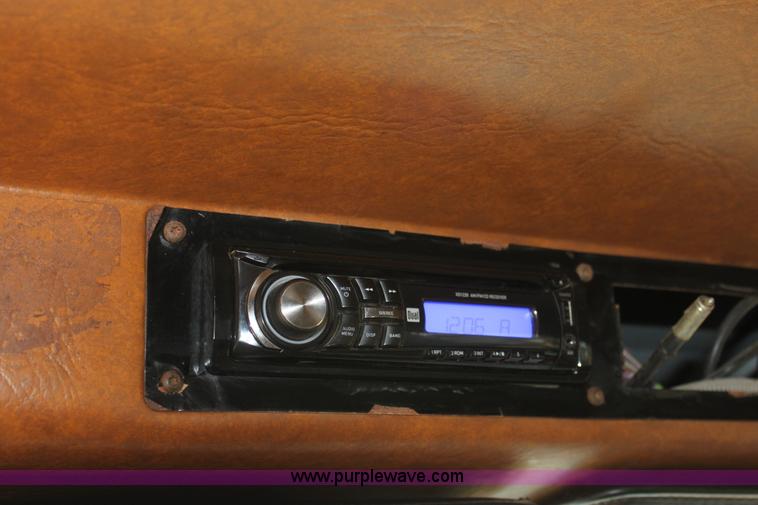 image for item F8639 2000 Freightliner semi truck