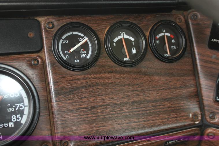 image for item F8639 2000 Freightliner semi truck