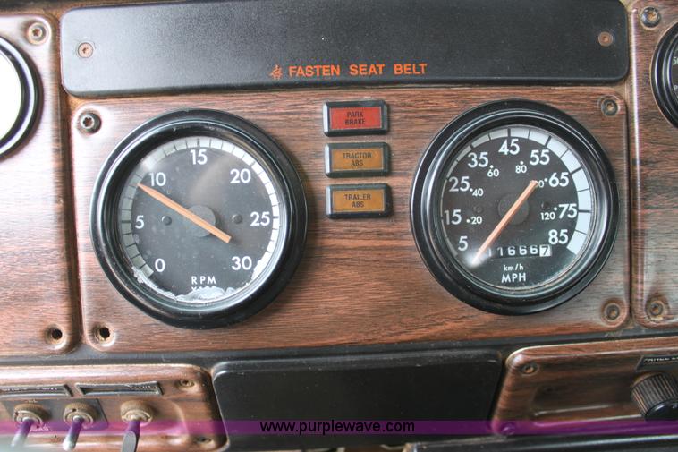 image for item F8639 2000 Freightliner semi truck