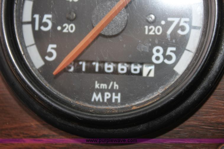 image for item F8639 2000 Freightliner semi truck