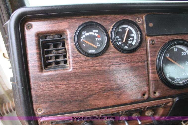 image for item F8639 2000 Freightliner semi truck