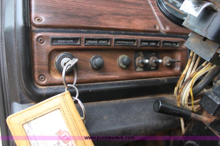 image for item F8639 2000 Freightliner semi truck