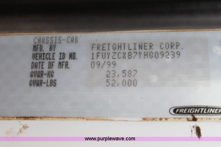 image for item F8639 2000 Freightliner semi truck