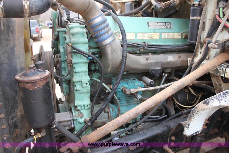 image for item F8639 2000 Freightliner semi truck