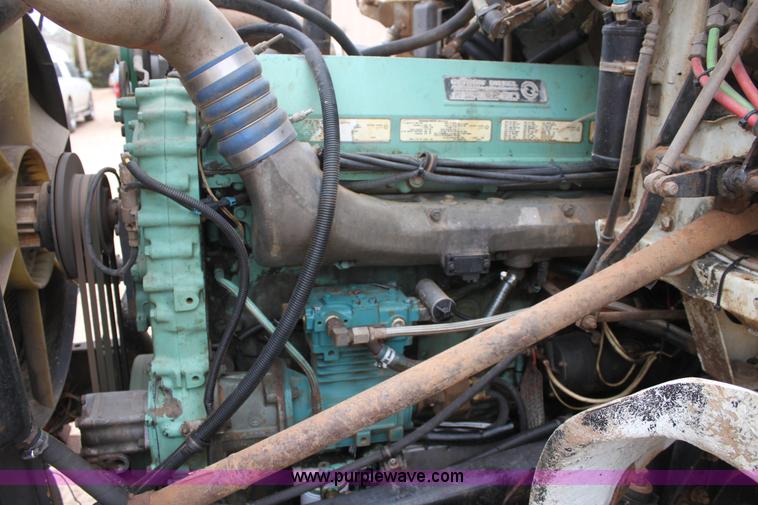 image for item F8639 2000 Freightliner semi truck