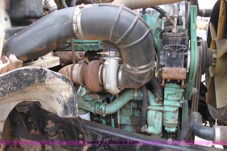 image for item F8639 2000 Freightliner semi truck