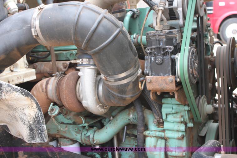 image for item F8639 2000 Freightliner semi truck