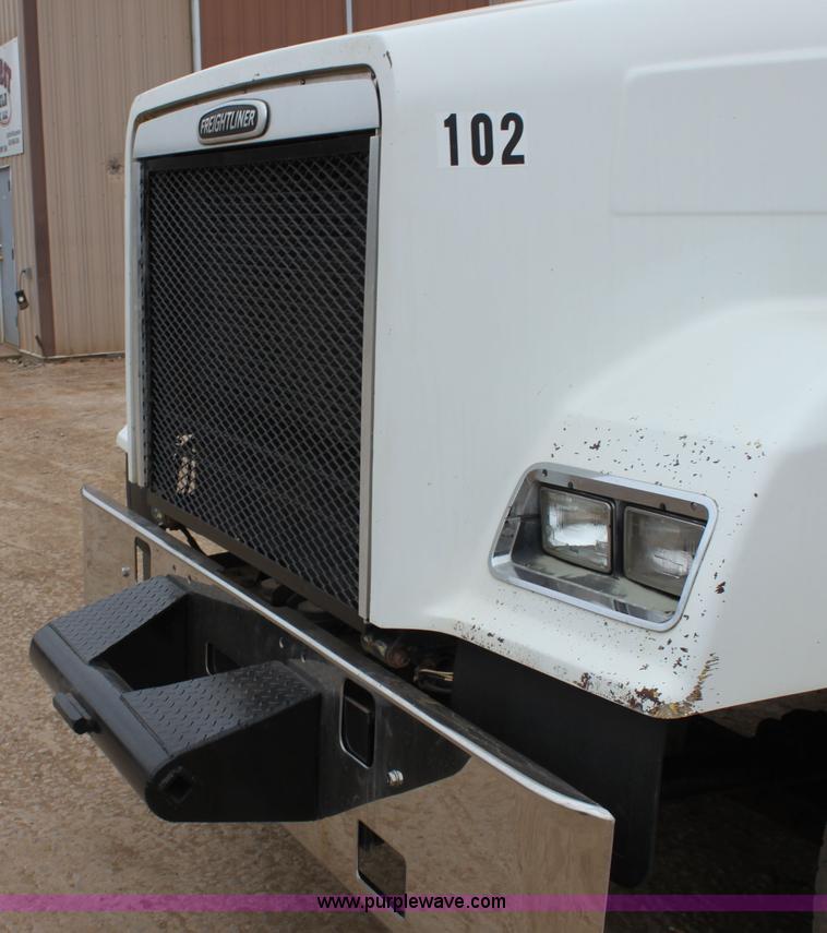 image for item F8639 2000 Freightliner semi truck