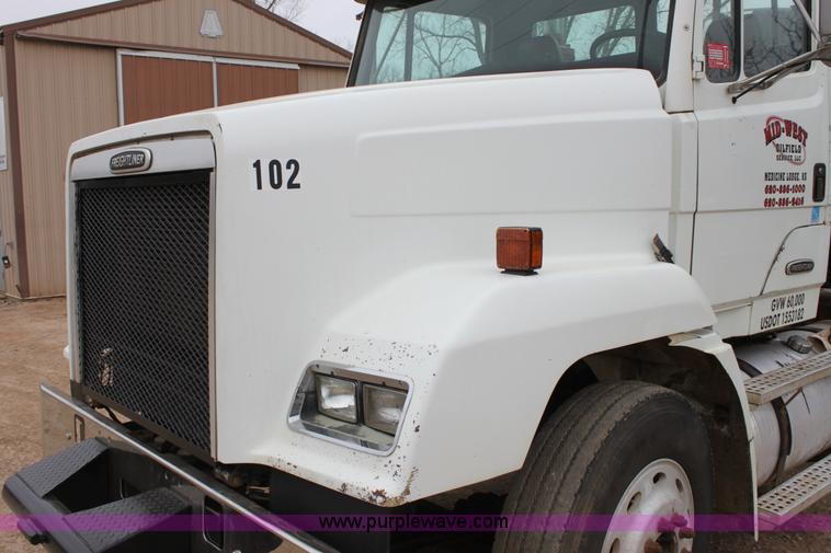 image for item F8639 2000 Freightliner semi truck