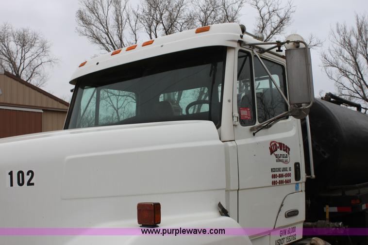 image for item F8639 2000 Freightliner semi truck