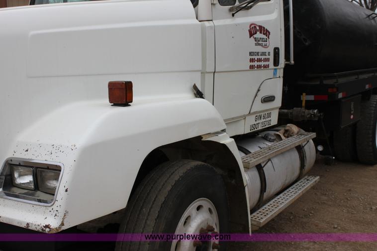 image for item F8639 2000 Freightliner semi truck