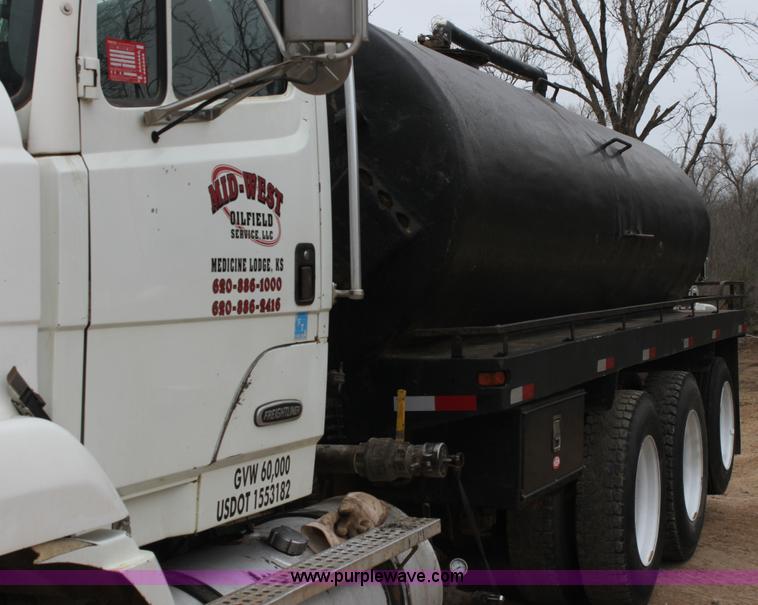 image for item F8639 2000 Freightliner semi truck