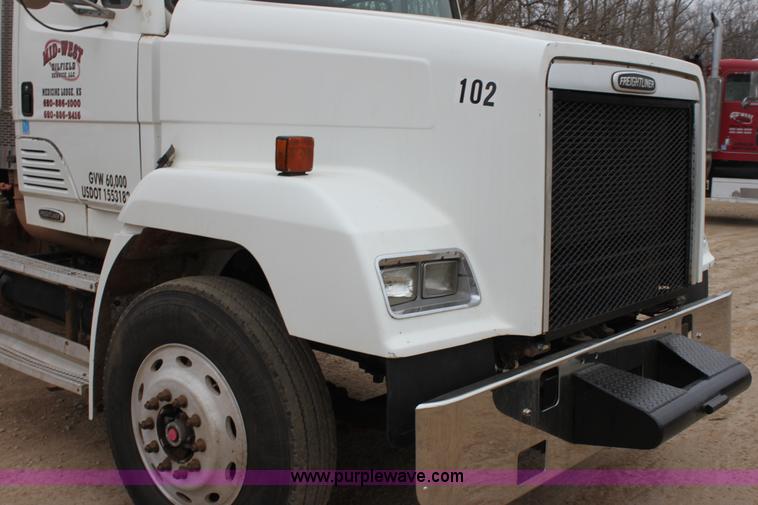 image for item F8639 2000 Freightliner semi truck