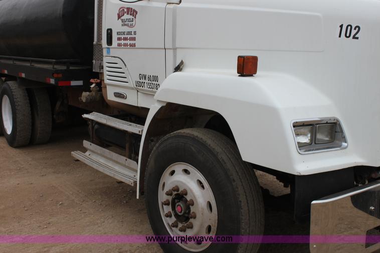 image for item F8639 2000 Freightliner semi truck