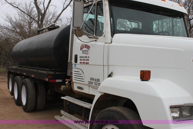 image for item F8639 2000 Freightliner semi truck