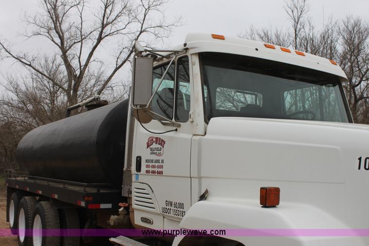 image for item F8639 2000 Freightliner semi truck