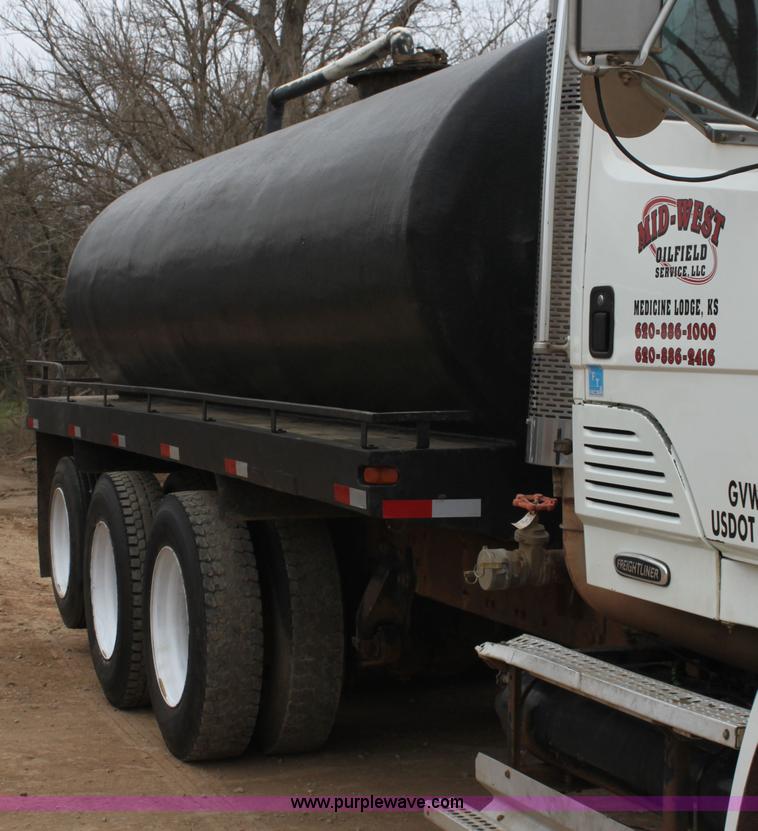 image for item F8639 2000 Freightliner semi truck