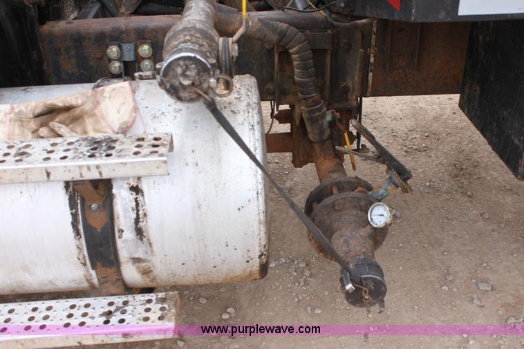 image for item F8639 2000 Freightliner semi truck