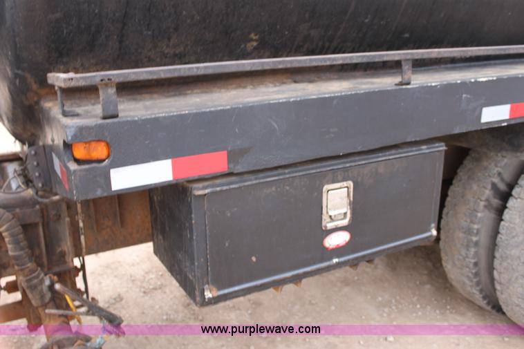 image for item F8639 2000 Freightliner semi truck