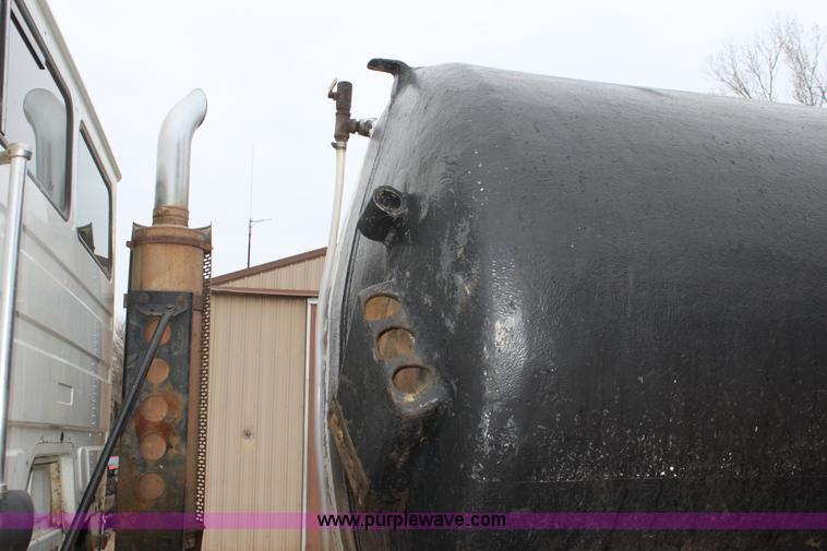 image for item F8639 2000 Freightliner semi truck