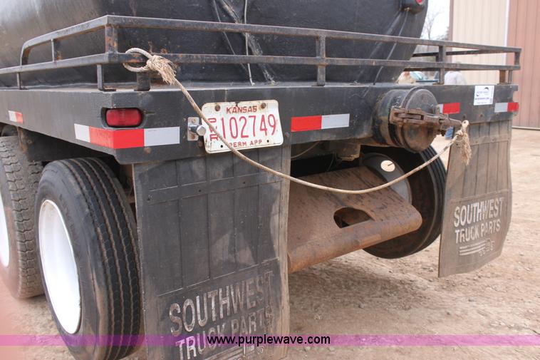 image for item F8639 2000 Freightliner semi truck