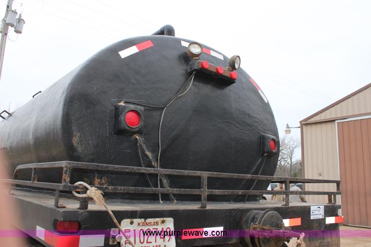 image for item F8639 2000 Freightliner semi truck