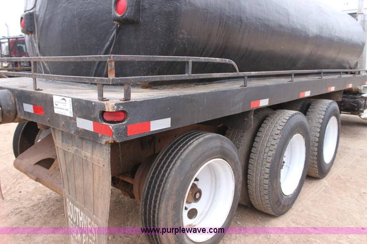 image for item F8639 2000 Freightliner semi truck