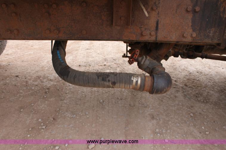 image for item F8639 2000 Freightliner semi truck