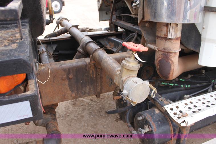 image for item F8639 2000 Freightliner semi truck