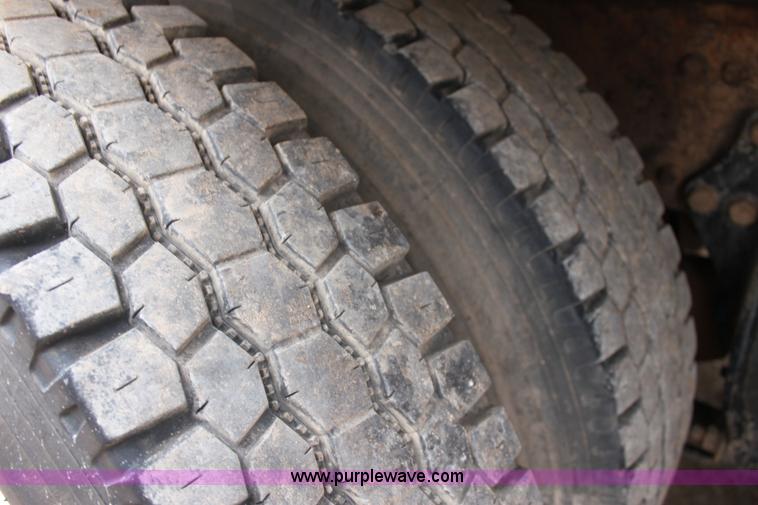 image for item F8639 2000 Freightliner semi truck