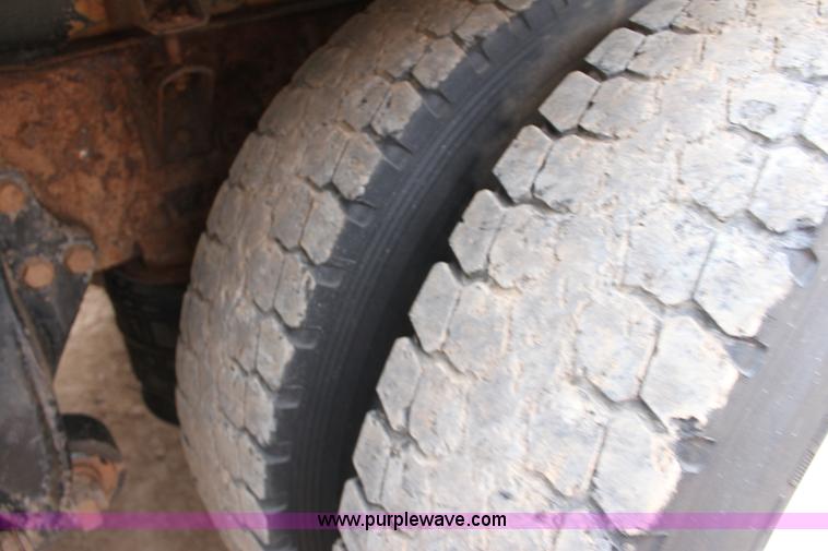 image for item F8639 2000 Freightliner semi truck