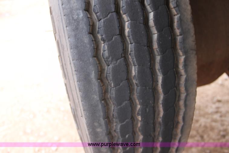 image for item F8639 2000 Freightliner semi truck