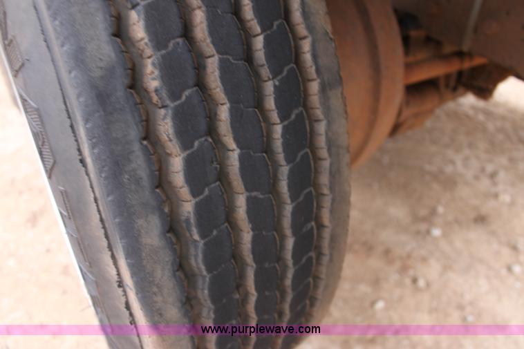 image for item F8639 2000 Freightliner semi truck