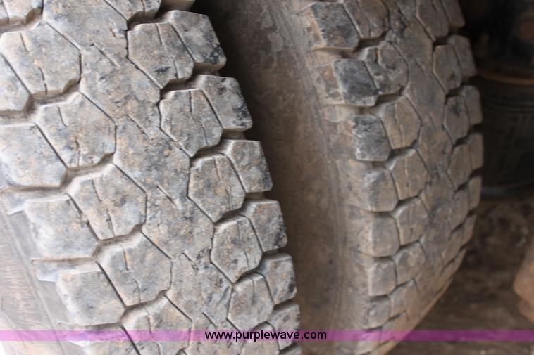 image for item F8639 2000 Freightliner semi truck