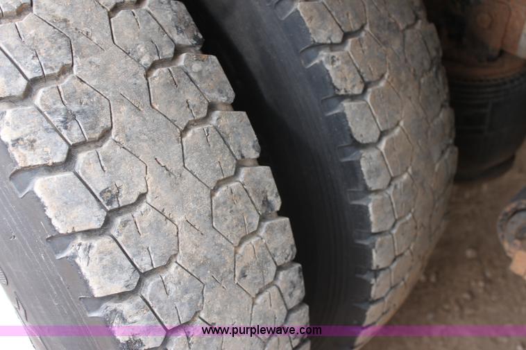 image for item F8639 2000 Freightliner semi truck