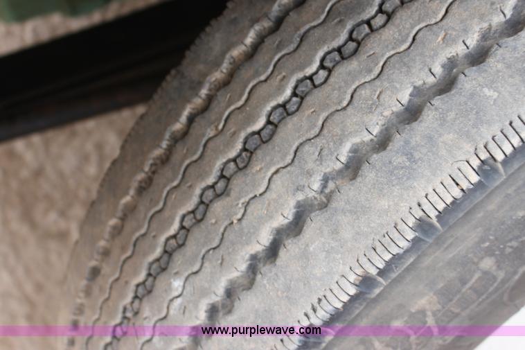 image for item F8639 2000 Freightliner semi truck