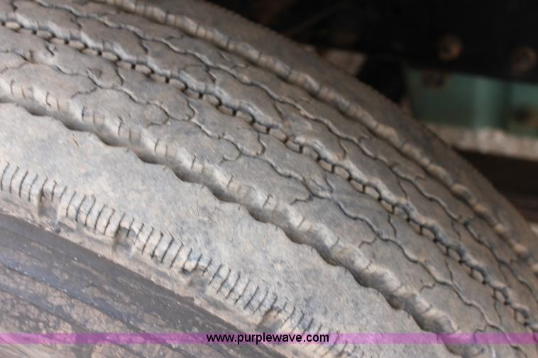 image for item F8639 2000 Freightliner semi truck