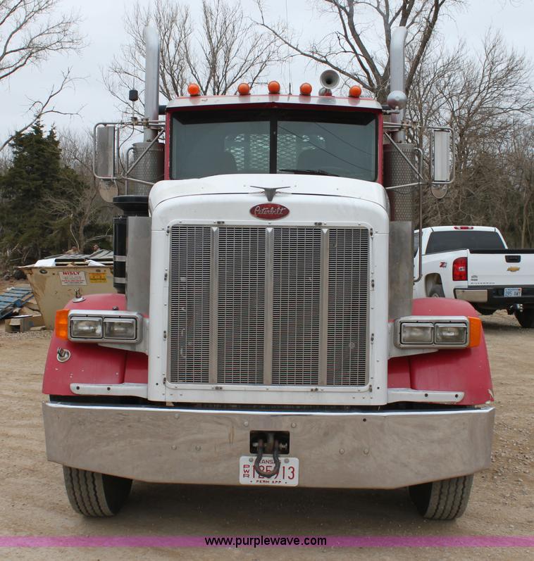 image for item F8640 1990 Peterbilt 379 semi truck