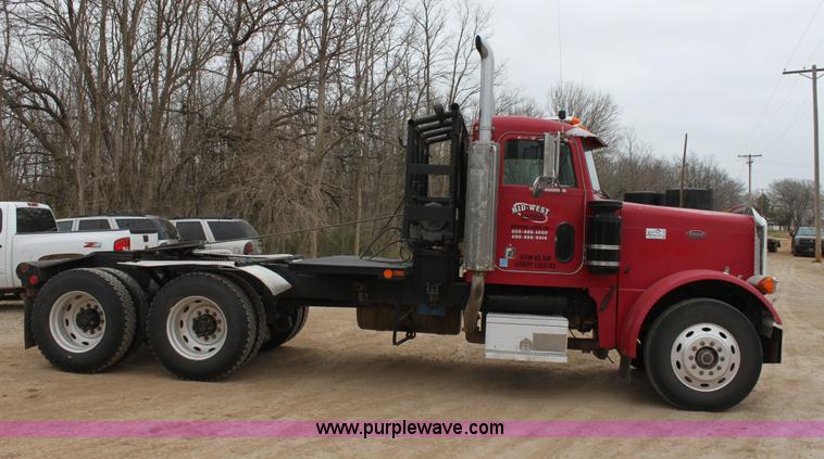 image for item F8640 1990 Peterbilt 379 semi truck