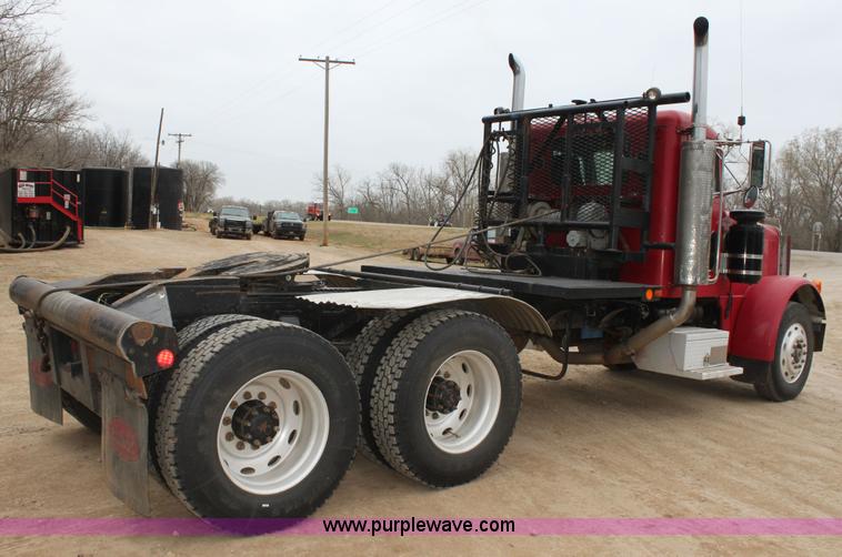 image for item F8640 1990 Peterbilt 379 semi truck
