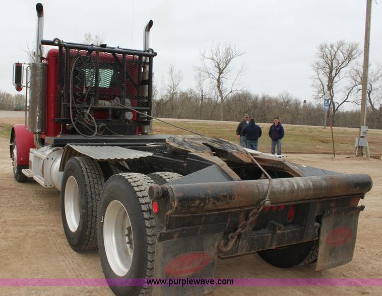 image for item F8640 1990 Peterbilt 379 semi truck