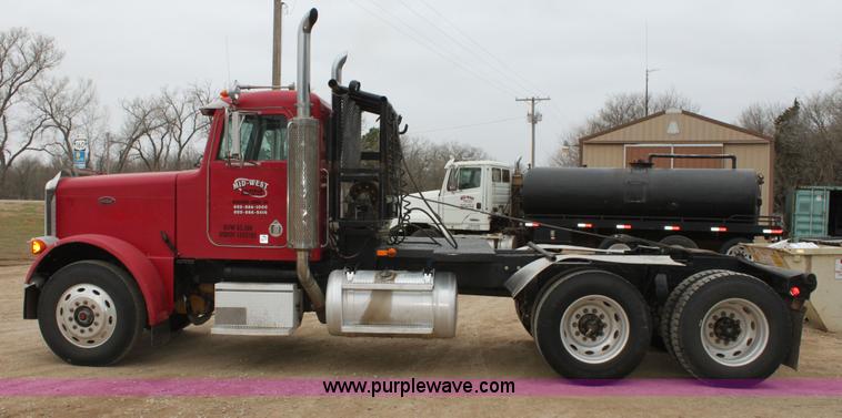 image for item F8640 1990 Peterbilt 379 semi truck