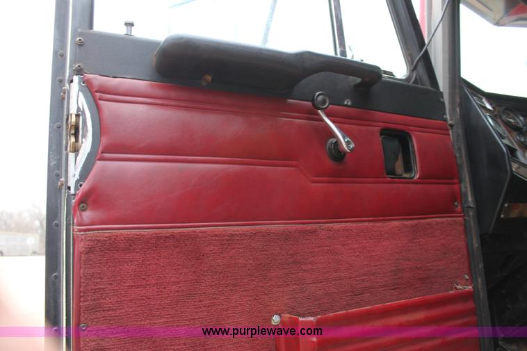 image for item F8640 1990 Peterbilt 379 semi truck