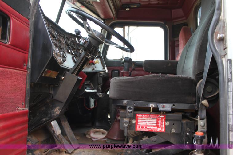 image for item F8640 1990 Peterbilt 379 semi truck